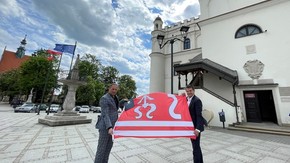Przekazanie Burmistrzowie Szydłowca flagi Powiatu Szydłowieckiego