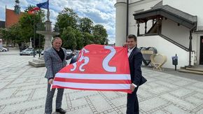 Przekazanie Burmistrzowie Szydłowca flagi Powiatu Szydłowieckiego