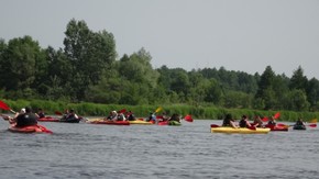 uczestnicy spływu w dwuosobowych zespołach przemierzają kajakami rzekę Pilicę