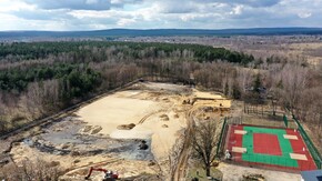 Prace ziemne przy budowie stadionu lekkoatletycznego z boiskiem piłkarskim
