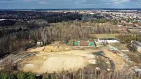 Prace ziemne przy budowie stadionu lekkoatletycznego z boiskiem piłkarskim