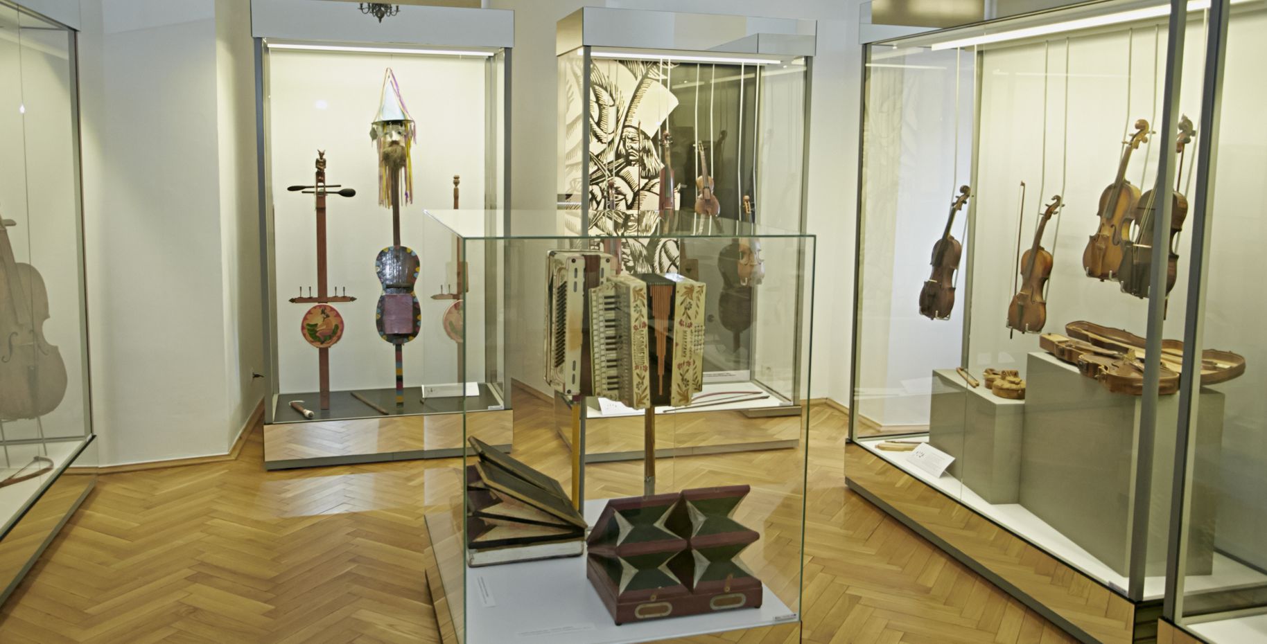 002__ekspozycja_muzeum_ludowych_instrumentow_muzycznych.jpg [1828x930]