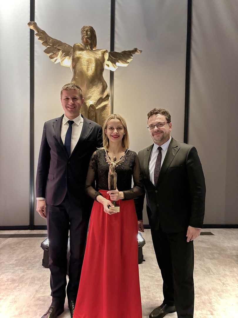 Trzy osoby w strojach galowych. W tle statua. Robert Górlicki Starosta Szydłowiecki, nagrodzona Wiol
