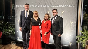 Cztery osoby w strojach galowych na tle ścianki. Sylwester Różycki Wójt Gminy Orońsko, Wioleta Fiałk