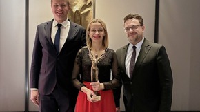 Trzy osoby w strojach galowych. W tle statua. Robert Górlicki Starosta Szydłowiecki, nagrodzona Wiol