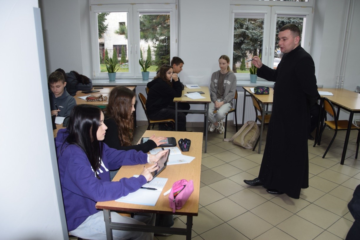 lekcja_religii_z_uzyciem_tabletow_edukacyjnych.jpg [1221x816]