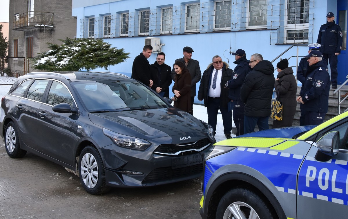 Dwa nowoczesne radiowozy marki Kia w służbie mieszkańców powiatu szydłowieckiego