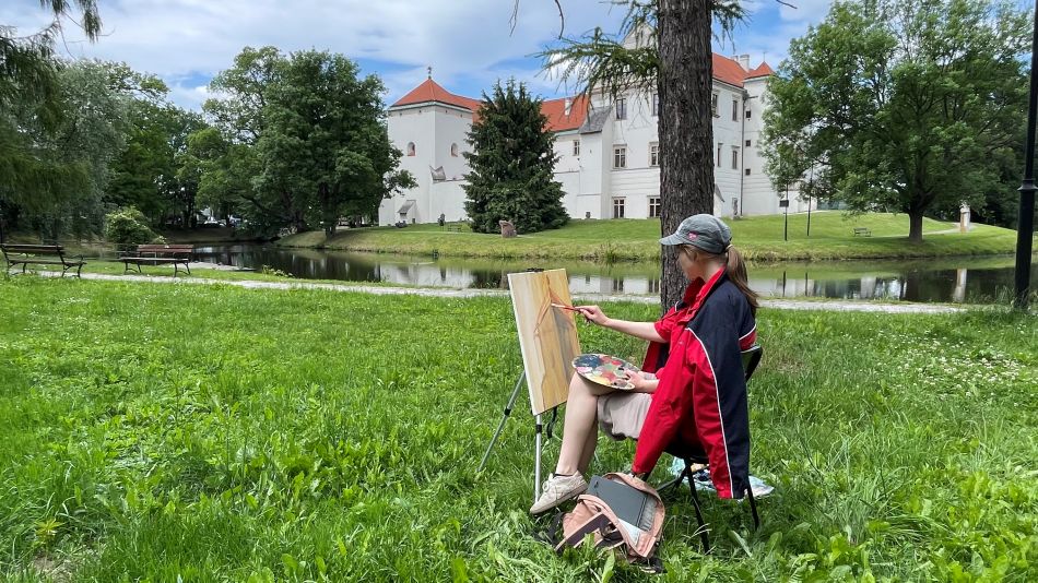 Szydłowiec inspiruje młodych artystów - trwa plener malarski