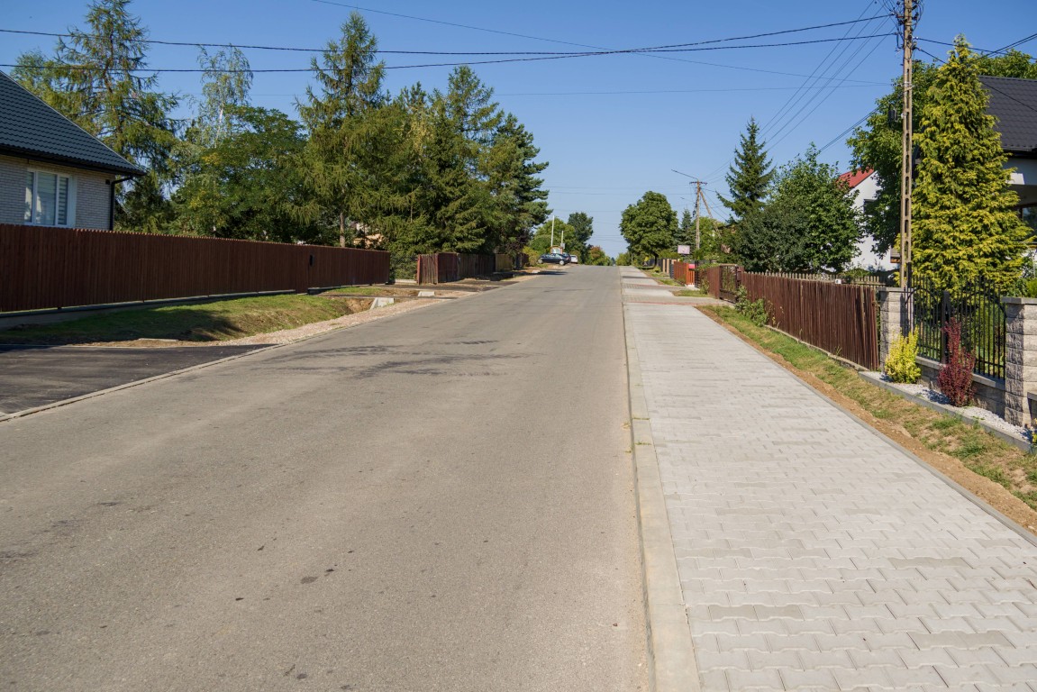 Zakończyła się budowa chodnika przy drodze powiatowej w Mirowie