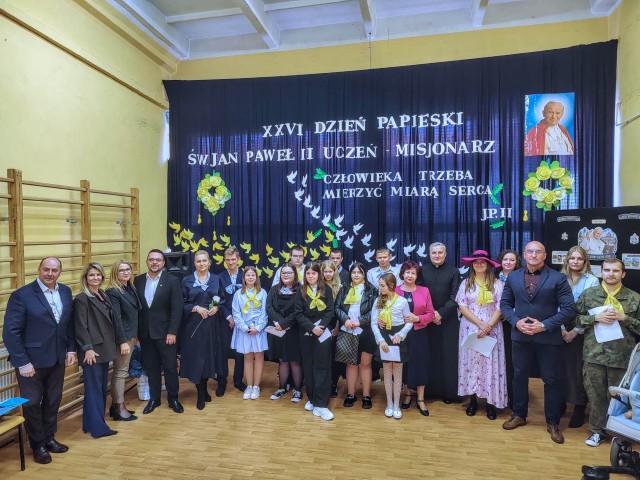 Obchody XXVI Dnia Papieskiego w Powiecie Szydłowieckim. Pamięć o Wielkim Polaku i konferencja w „Sienkiewiczu”
