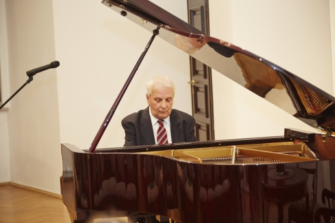 Kazimierz Gierżod gra na pianinie