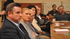 Uczestnicy spotkania siedzą przy stole