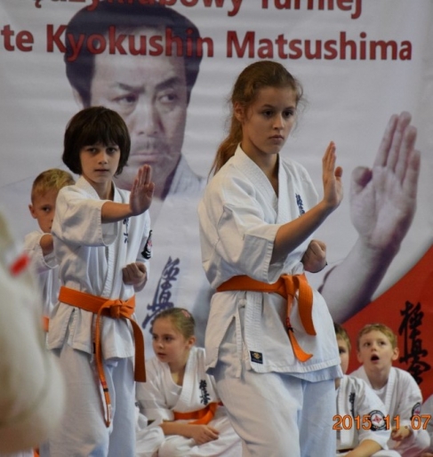 Kilku zawodników ćwiczy Karate