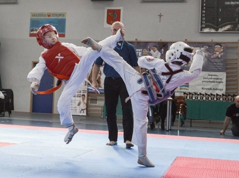 Zawodnicy turnieju ćwiczą Karate
