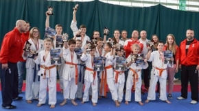 Wszyscy zawodnicy Karate z medalami