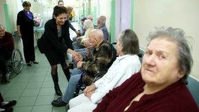 na pierwszym planie jedna z pacjentek, w tle przewodnicząca Anita Gołosz wita się z pozostałymi