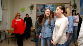 Uczennice zespołu szkół z wicedyrektorką Anną Gwarek