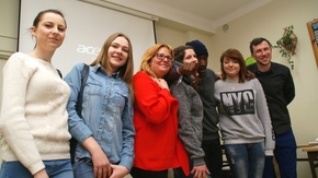 Sam z wicedyrektorką Anną Gwarek i uczennicami