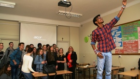 Abhisheek robi sobie zdjęcie mając w tle całą klase