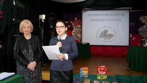 Joanna Krogulec, pracownica Biblioteki Powiatowej, przedstawia regulamin konkursu