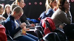 publiczność, na pierwszym planie Jakub Ostrowski ze szkoły w Pawłowie