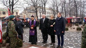 proboszcz Adam Radzimirski, wicestarosta Roman Woźniak, Zofia PAWLAK, BURMISTRZ aRTUR lUDEW