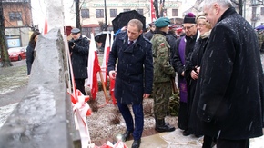 BURMISTRZ aRTUR lUDEW PRZECINA WSTĘGĘ