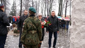 delegacja powiatu szydłowieckiego składa wiązankę pod tablicą