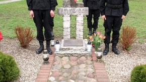 pomnik KATYŃ 1940 przy którym warte trzymają uczniowie ZS im. KOP