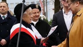 CZŁONKINIE AK ODZNACZAJĄ EWĘ ŚWIERCZ