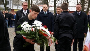 KWIATY SKŁADAJĄ BURMISTRZ SZYDŁOWCA I RADNI MIEJSCY