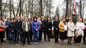 ZDJĘCIE GRUPOWE, UCZNIOWIE ORAZ Przewodnicząca Rady Powiatu w Szydłowcu Anita Gołosz ze Starostą Wło