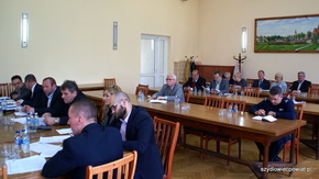 obradom radnych przysłuchują się kierownicy służb, inspekcji i straży