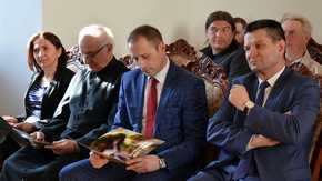 w spotkaniu uczestniczyli: (od lewej) przewodnicząca Rady Powiatu w Szydłowcu Anita Gołosz, ks. dzie