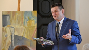 Wyrazy uznania dla artystycznego dorobku skłąda starosta Włodzimierz Górlicki