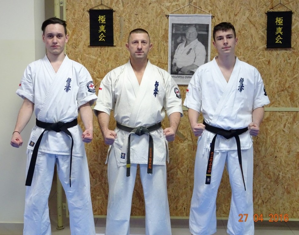 od lewej sempai Mateusz Wietrak, sensei Robert Wyciszkiewicz i sempai Jakub Wyciszkiewicz