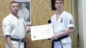 wręczenie pasa i certyfikaty nadania stopnia mistrzowskiego Shodan Jakubowi Wyciszkiewiczowi