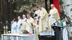 Uroczystości rozpoczęła msza święta odprawiona pod przewodnictwem dziekana Wojsk Lądowych ks. płk Gr