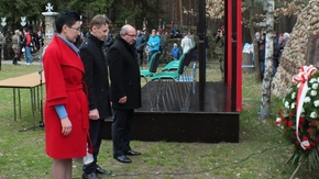 Złożenie wiązanek - delegacja Powiatu Opoczyńskiego