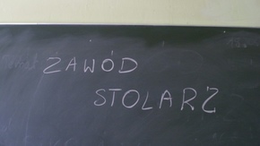 tablica w klasie z napisem: zawód stolarz