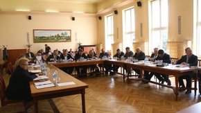 sesja rady powiatu widok ogólny na salę konferencyjną