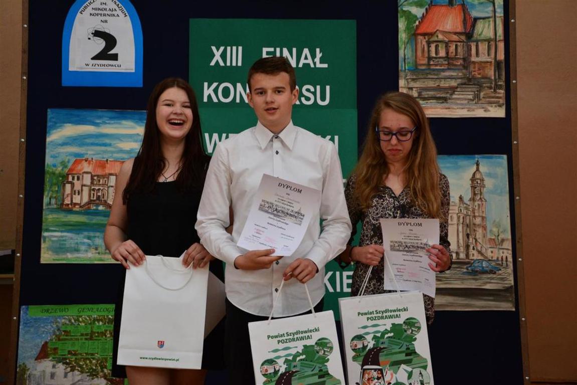 zwycięzcy konkursu, uczniowie gimnazjum nr 2 w Szydłowcu z ufundowanymi przez powiat nagrodami
