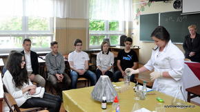 Doświadczenia wykonały uczennice klasy pierwszej technikum żywienia i usług gastronomicznych