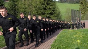 przemarsz ze śpiewem na ustach
