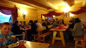 uroczysta kolacja w szałasie góralskim