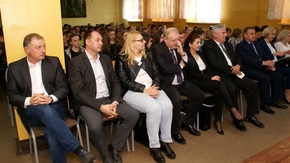 w pierwszym rzędzie: dyrektorzy szkół oraz Anita Gołosz, przewodnicząca Rady Powiatu w Szydłowcu i R