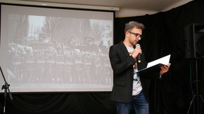 uczeń klasy IB, ZSO im.H.Sienkiewicza w Szydłowcu rozpoczyna pokaz warsztatów dziennikarsko-medialny