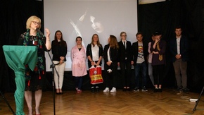 Pani Joanna Strzelecka z uczniami klasy IB