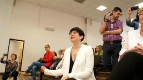 opiekunka przedszkolaków z Chlewisk żywiołowo podpowiada kolejne sekwencje tańca