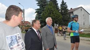 Na zdjęciu od lewej: przedstawiciel głównego sponsora - firmy Wasik, wójt Gminy Orońsko Henryk Nosow